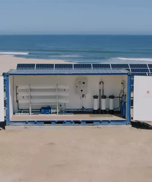 desalination_plant_with_solar_panels